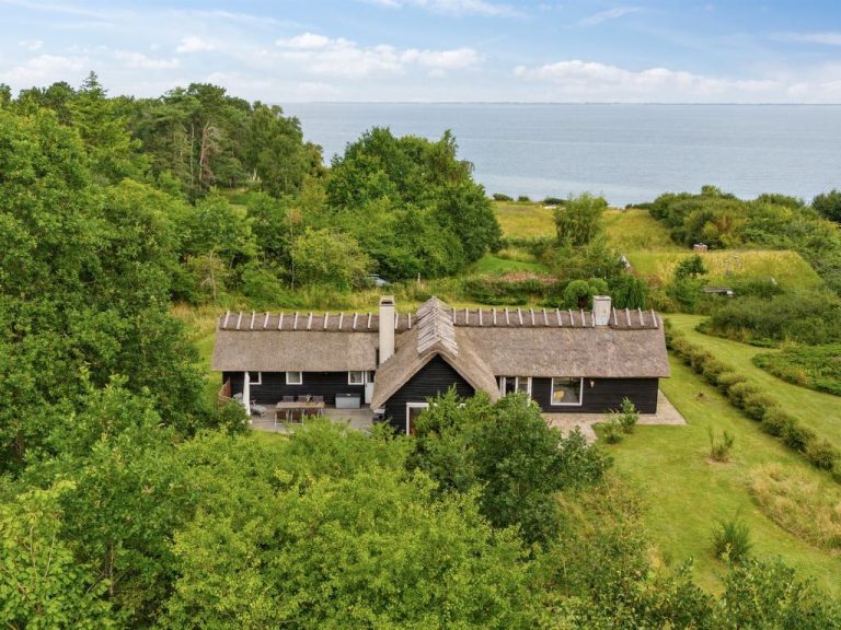 "Emeli" - 100m from the sea | Boeken bij Flickmyhouse