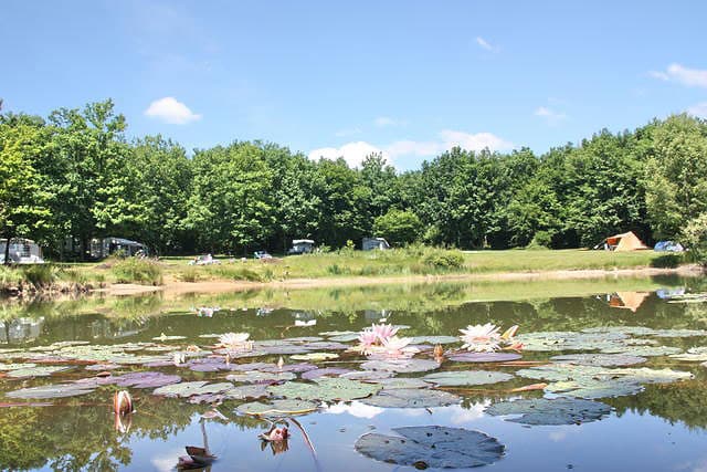 Camping Creuse Nature Naturiste | Reserveren bij Flickmyhouse