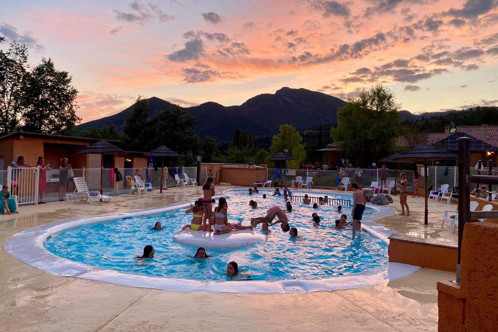 Flower Camping Le Clot du Jay | Reserveren bij Flickmyhouse