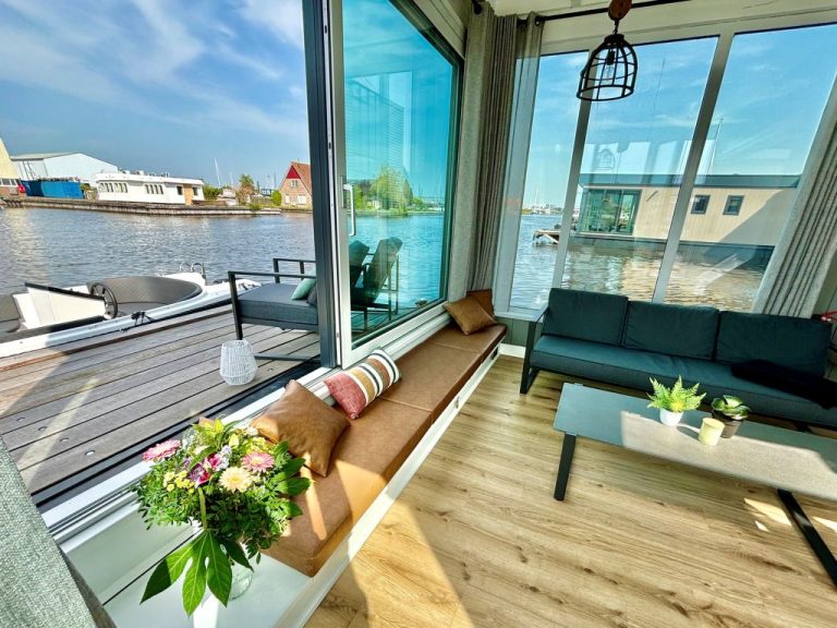 Harboursuite Woudsend incl. motorboot | Boeken bij Flickmyhouse