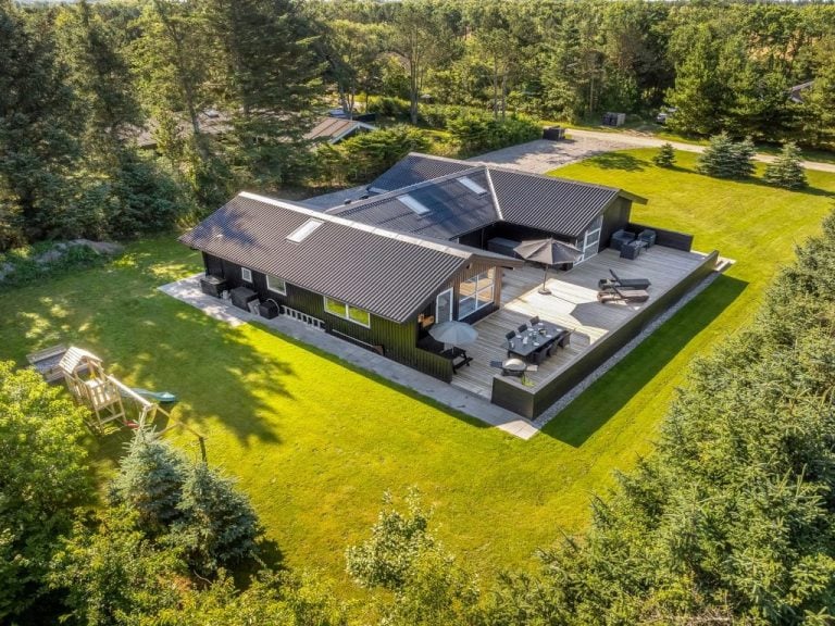 "Ema" - 1.9km from the sea | Boeken bij Flickmyhouse