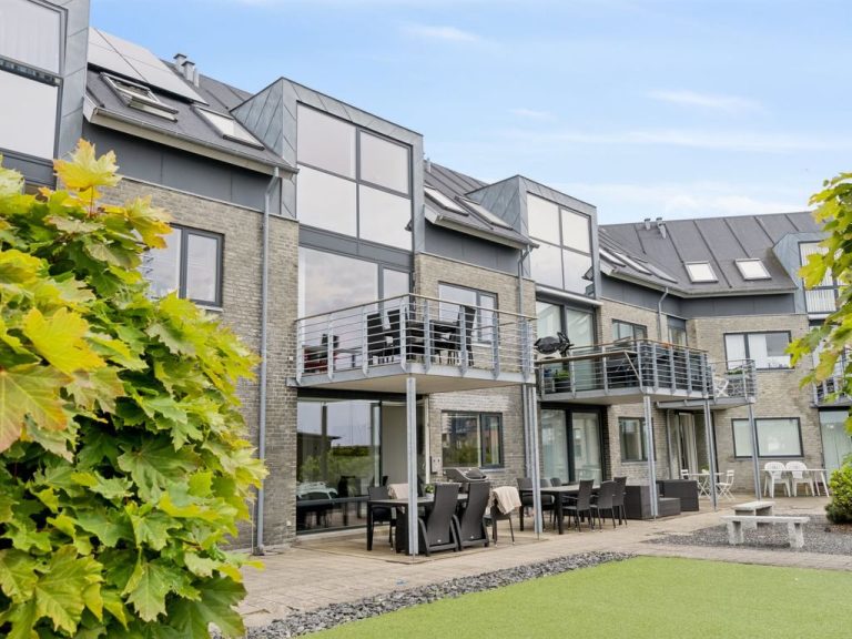 "Skade" - 10m from the sea | Boeken bij Flickmyhouse