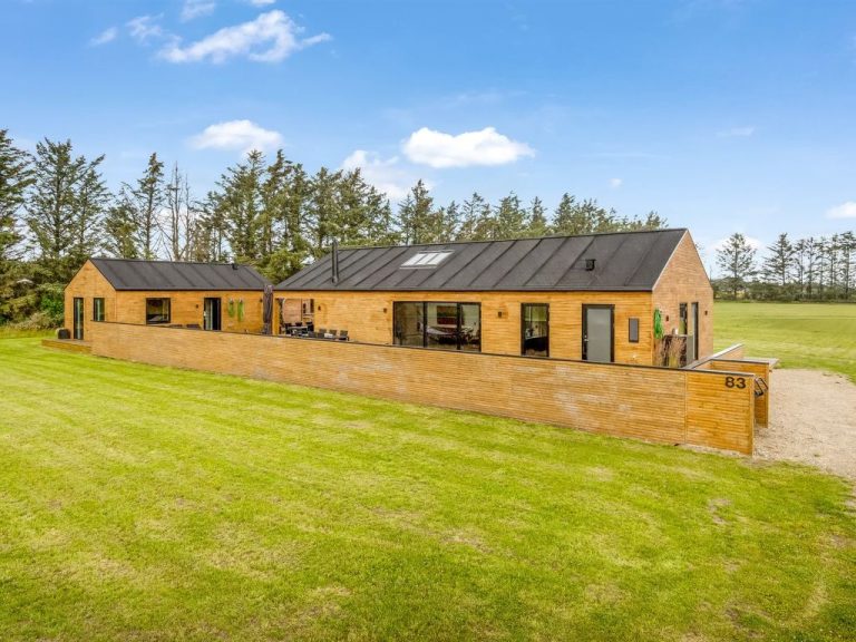 "Udder" - 1.5km from the sea | Boeken bij Flickmyhouse