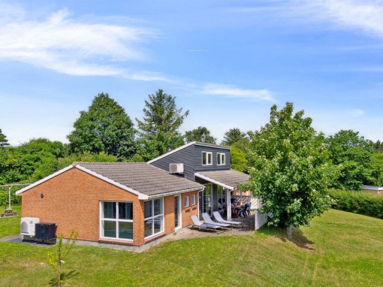 "Svenn" - 300m from the sea | Boeken bij Flickmyhouse