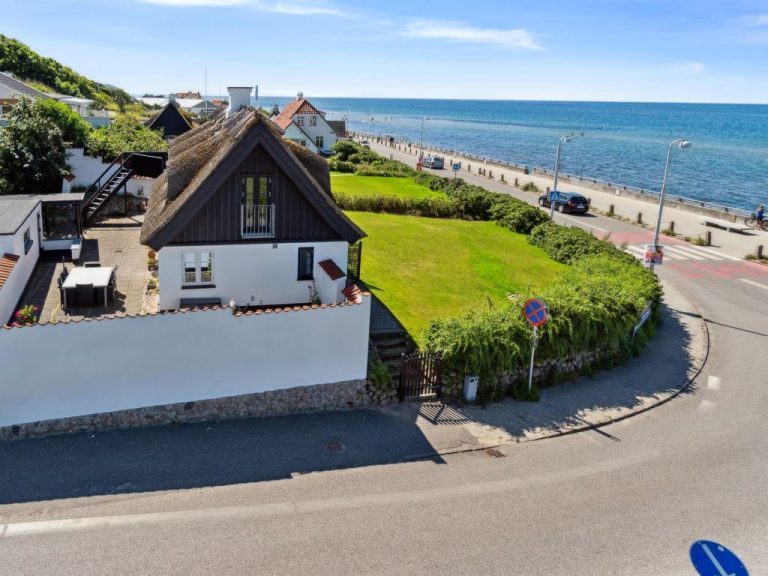 "Susan" - 20m from the sea | Boeken bij Flickmyhouse