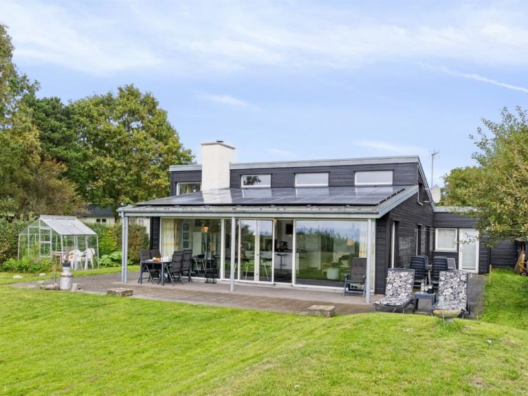 "Nilson" - 50m from the sea | Boeken bij Flickmyhouse