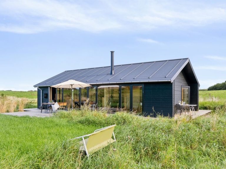"Aatos" - 250m from the sea | Boeken bij Flickmyhouse