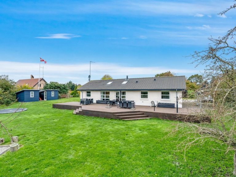 "Laulu" - 200m from the sea | Boeken bij Flickmyhouse