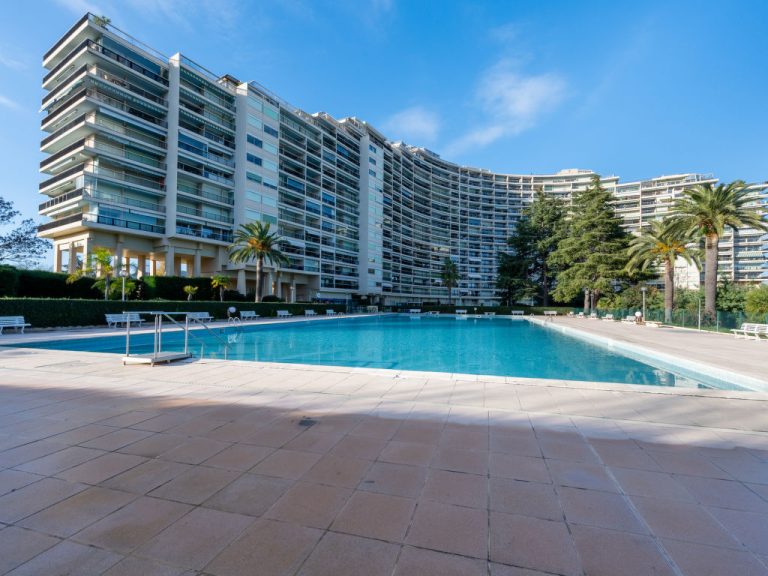 Le Surcouf | Boeken bij Flickmyhouse