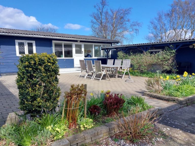 "Riki" - 100m from the sea | Boeken bij Flickmyhouse