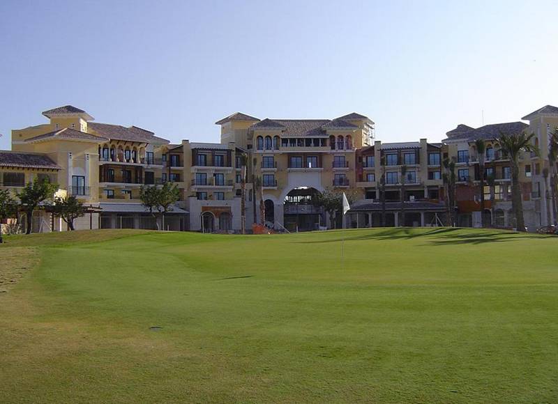 LiggingDit intieme strandhotel ligt in het hart van het Mar Menor Golf Resort en wordt omringd door de golfbaan. Het hotel staat bekend vanwege de traditionele