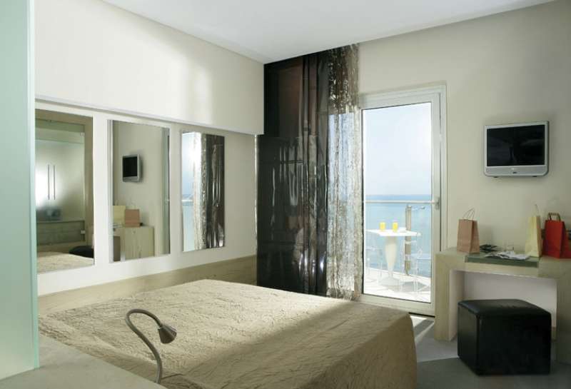 LiggingHet hotel bevindt zich in een kleine baai