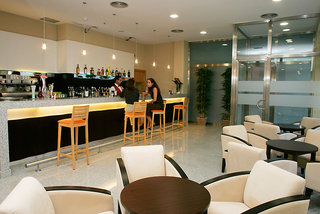 LiggingHet hotel ligt op slechts 200 meter van het strand