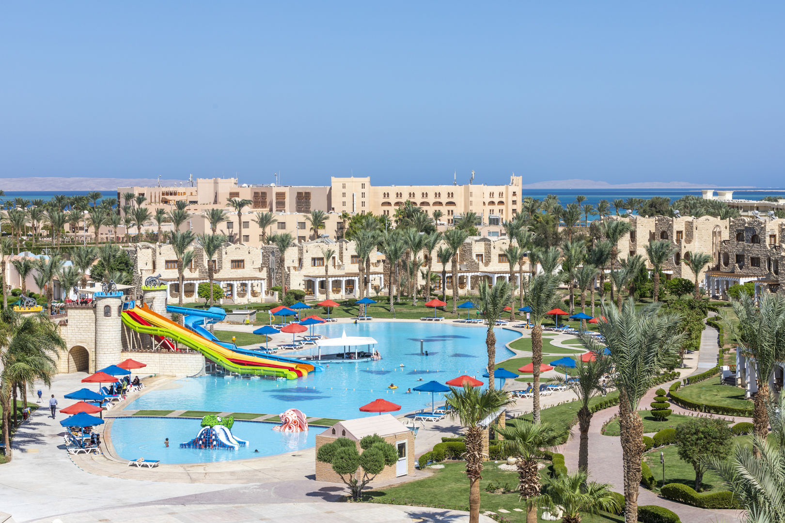 LiggingRoyal Lagoons Aqua Park Resort & Spa ligt in de buurt van El Mamsha El Siahy