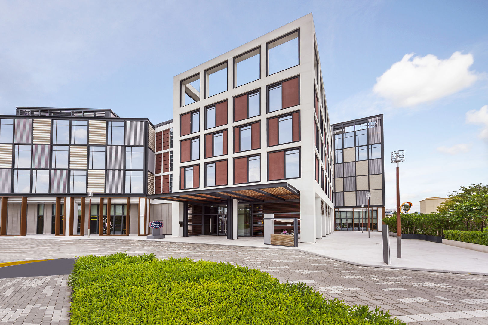 LiggingDit hotel ligt direct in het hart van Dubai. HotelfaciliteitenAan de receptie in de ontvangsthal staat meertalig personeel met raad en daad bij. Een bagagedepot