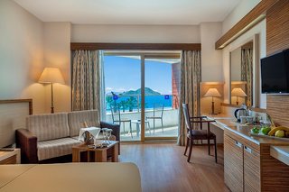 LiggingAzure By Yelken Hotel ligt aan de Egeïsche Zee en beschikt over een privéstrand van ca. 300 meter lang. Het centrum van Turgutreis - een rustige badplaats nabij Bodrum - ligt op korte afstand