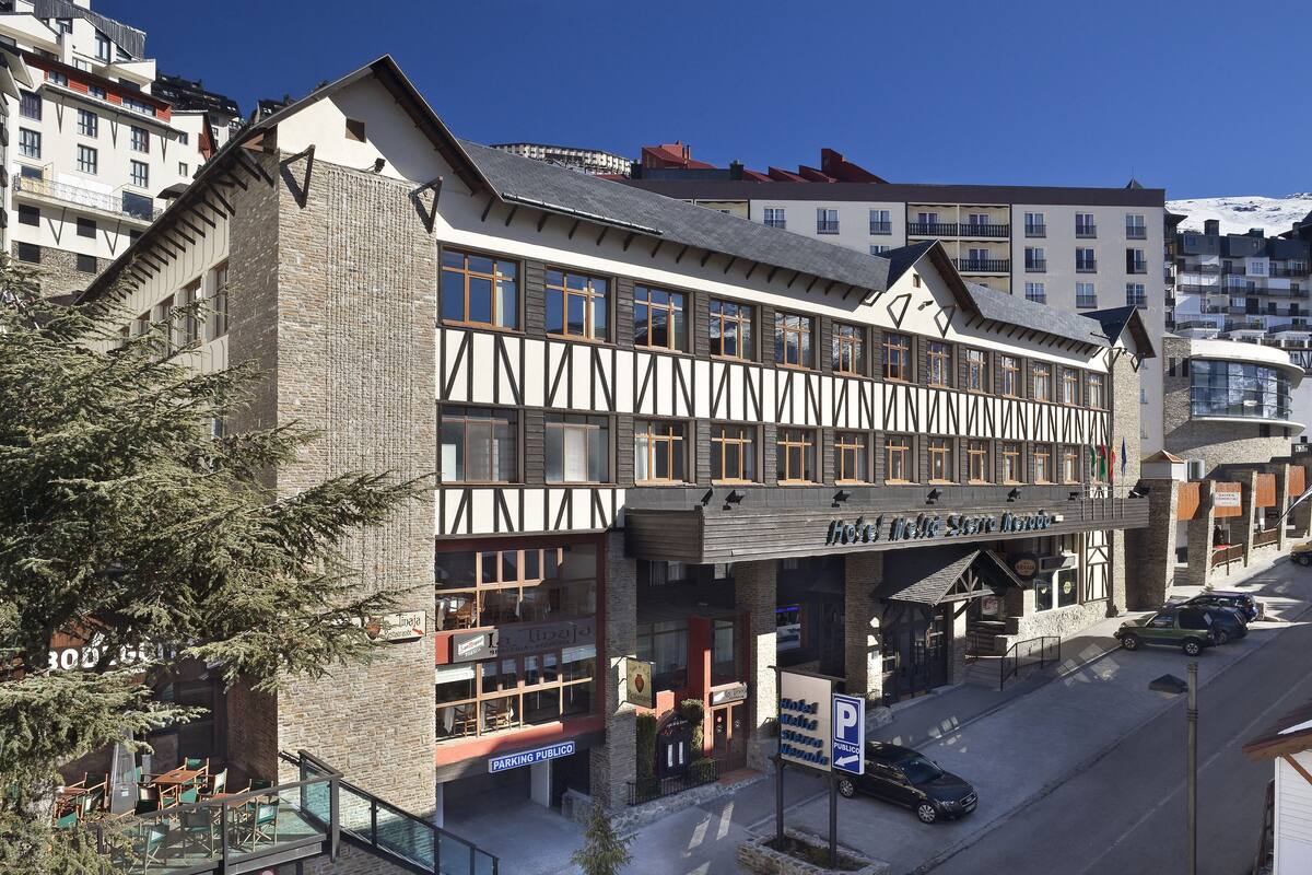 LiggingHet hotel bevindt zich in het skigebied van de Sierra Nevada