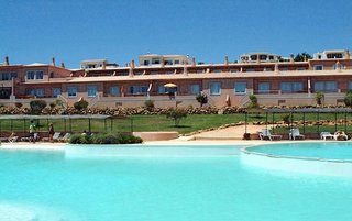 LiggingDit appartementenhotel bevindt zich tussen de stranden van Luz en Burgau. Het ligt op slechts 400 meter van de kust en is daarom ideaal voor watersportactiviteiten