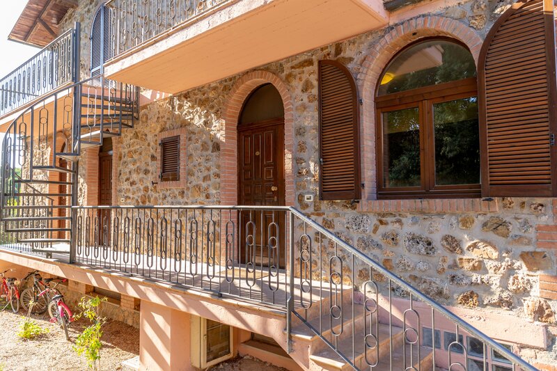 LiggingHet landhuis is door de rustige streek buiten van Massa Marittima de perfecte plek om rust en natuur met elkaar te verbinden. Het verblijf ligt op ongeveer 20 km van het zandstrand