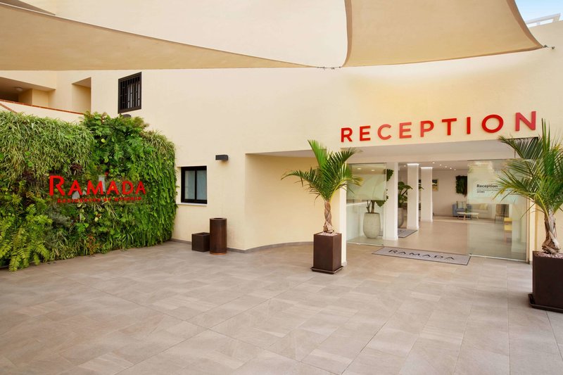 LiggingRamada Residences by Wyndham Costa Adeje ligt op een heuvel net boven Costa Adeje