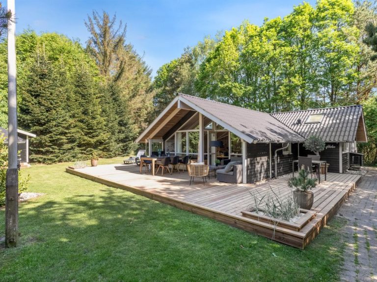 "Anastaja" - 12km from the sea | Boeken bij Flickmyhouse