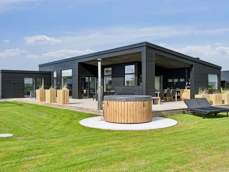 "Lyder" - 400m from the sea | Boeken bij Flickmyhouse