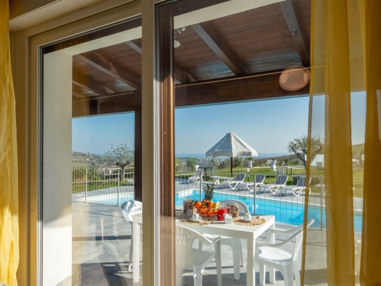 Nido delle Rondini | Boeken bij Flickmyhouse