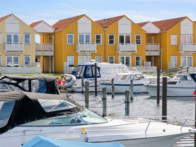 "Reimer" - 10m from the sea | Boeken bij Flickmyhouse