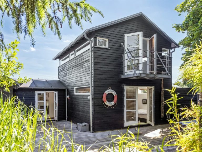 "Anouk" - 500m from the sea | Boeken bij Flickmyhouse