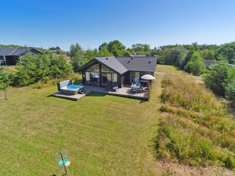 "Kristiarn" - 1.1km from the sea | Boeken bij Flickmyhouse