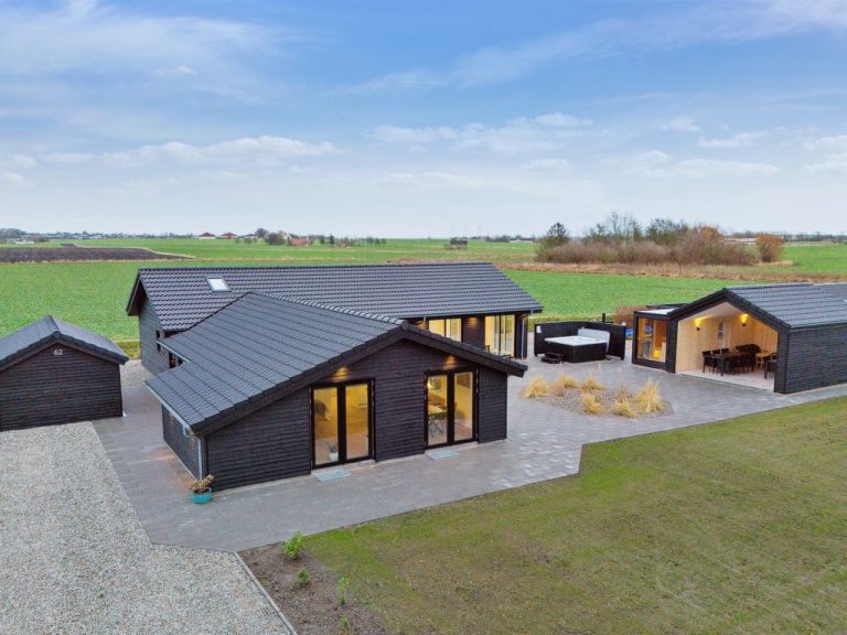 "Christian" - 600m from the sea | Boeken bij Flickmyhouse