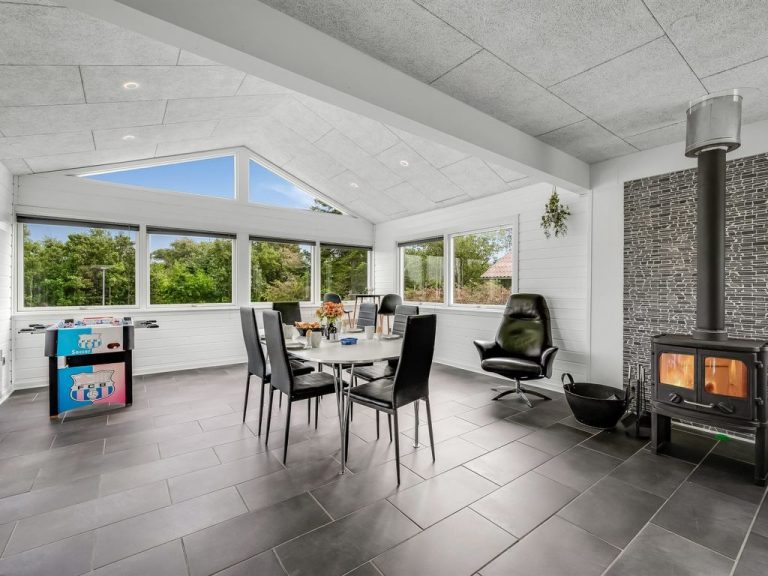 "Amine" - 300m to the inlet | Boeken bij Flickmyhouse