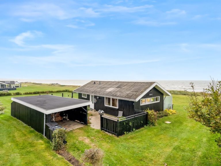 "Snioulf" - 10m from the sea | Boeken bij Flickmyhouse