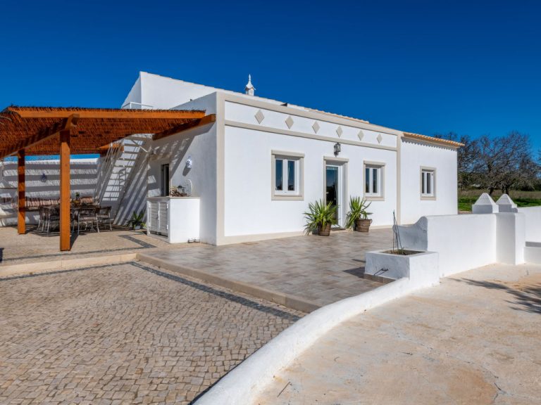 Dos Pombinhos | Boeken bij Flickmyhouse