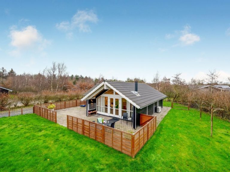 "Kuisma" - 1.1km to the inlet | Boeken bij Flickmyhouse