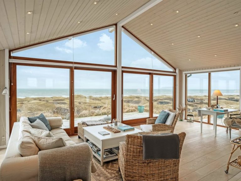 "Bjerund" - 300m from the sea | Boeken bij Flickmyhouse