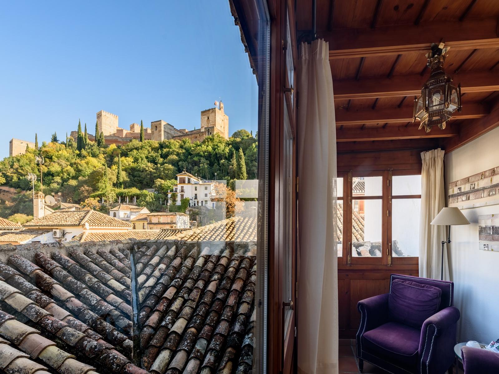 LiggingPalacio de Santa Inés ligt middenin de historische wijk Albayzín in Granada