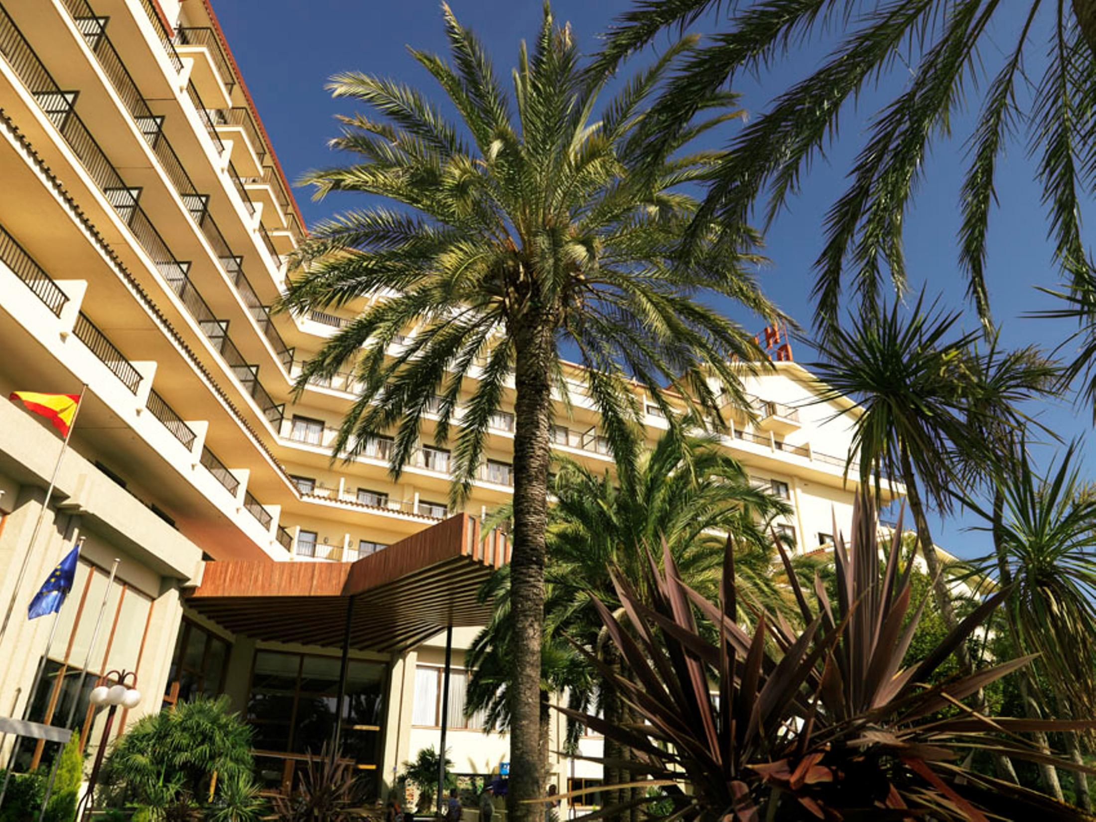 LiggingDit dichtbij het stadscentrum gelegen (circa 2 kilometer) hotel bevindt zich in Benicassim. Het strand ligt op ongeveer 250 meter. Het openbaar vervoer bereiken de gasten na ongeveer 300 meter. Vele winkelmogelijkheden en verschillende bars en restaurants zijn op circa 2 km afstand te vinden. HotelfaciliteitenHet hotel biedt op 7 verdiepingen 415 kamers die met een lift bereikbaar zijn. Het vriendelijke personeel aan de receptie is graag bij alle vragen behulpzaam. Tot het serviceaanbod behoren een bagagedepot
