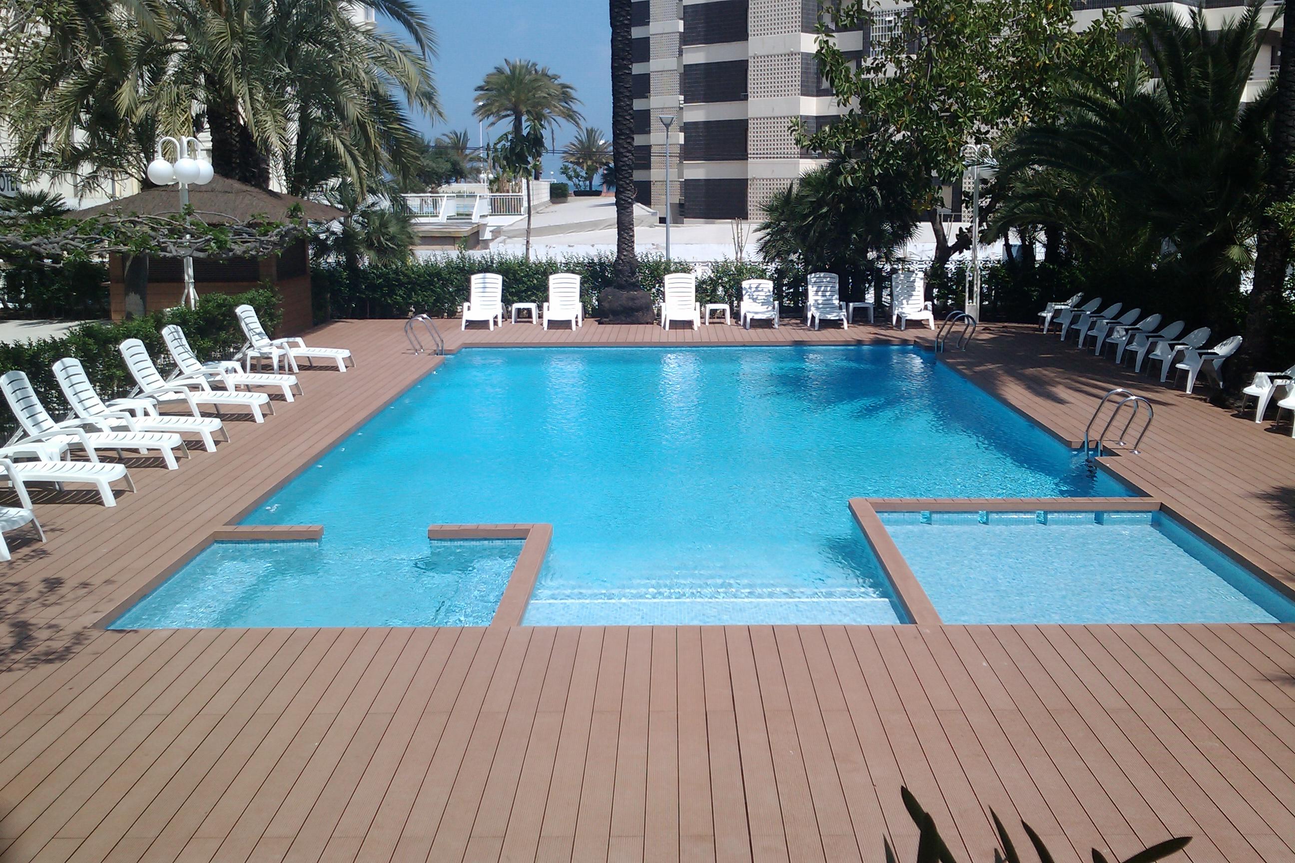 LiggingDit aantrekkelijke strandhotel ligt midden in het toeristische centrum en vlakbij het stadscentrum (ongeveer 500 meter) waar gasten verschillende bars