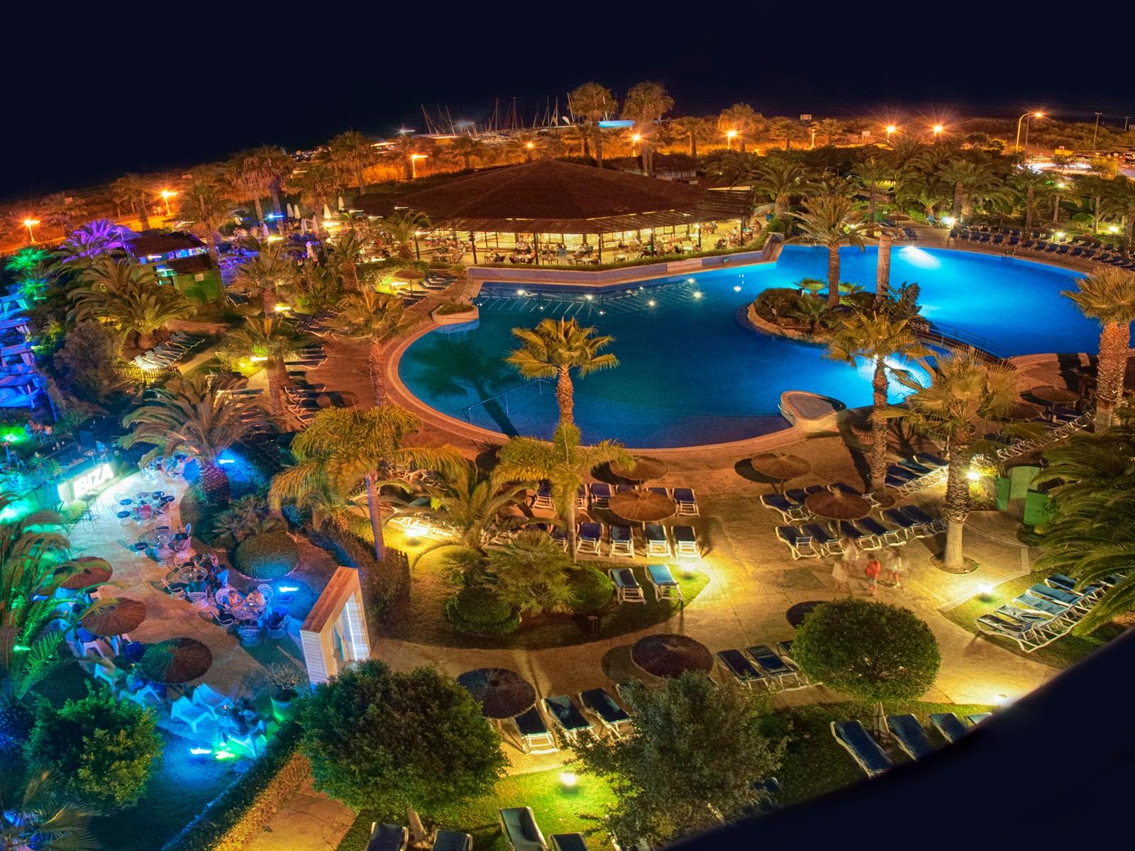 LiggingHet conferentiehotel bevindt zich slechts een paar tellen verwijderd van het zandstrand}