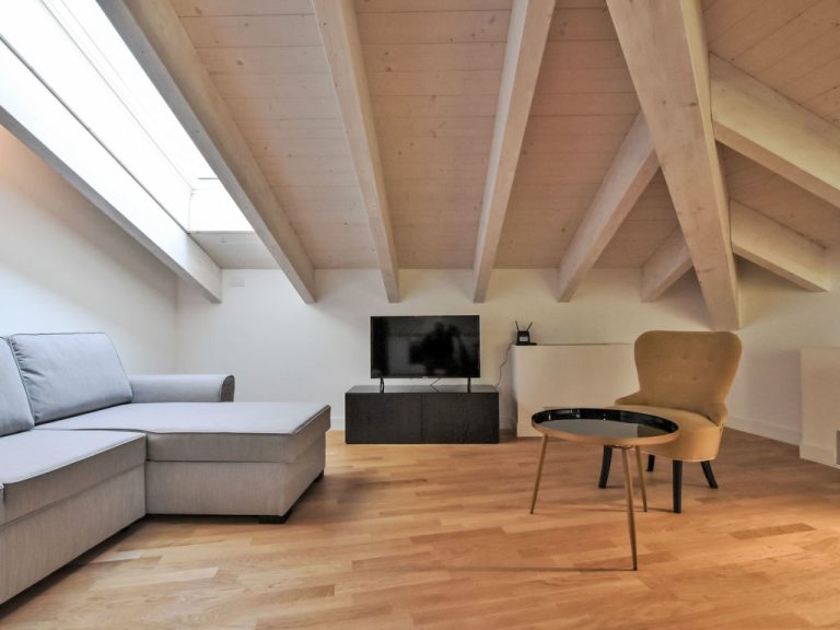 White Attic Terrace | Boeken bij Flickmyhouse