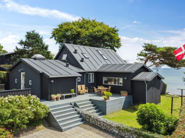 "Sten" - 30m from the sea | Boeken bij Flickmyhouse