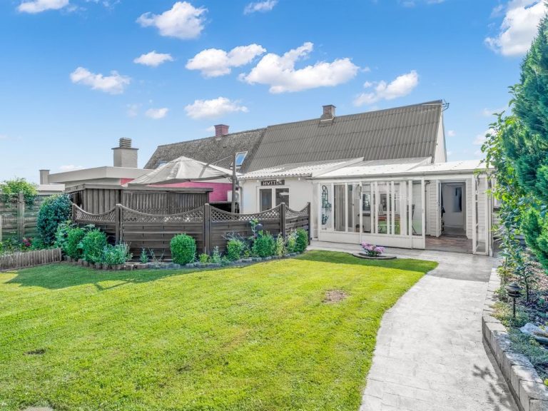 "Anneke" - 1.3km from the sea | Boeken bij Flickmyhouse