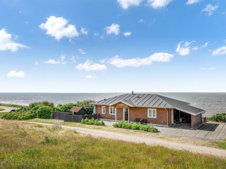 "Evamaria" - 10m from the sea | Boeken bij Flickmyhouse