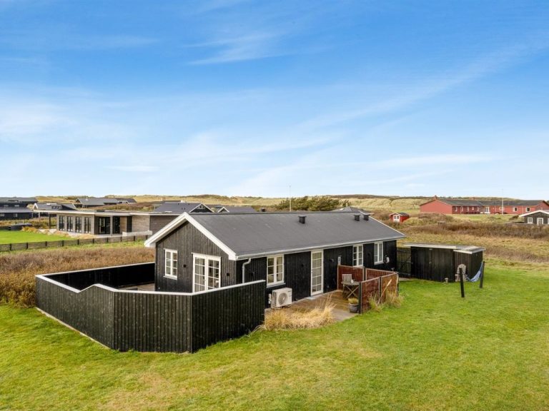 "Sanni" - 225m from the sea | Boeken bij Flickmyhouse