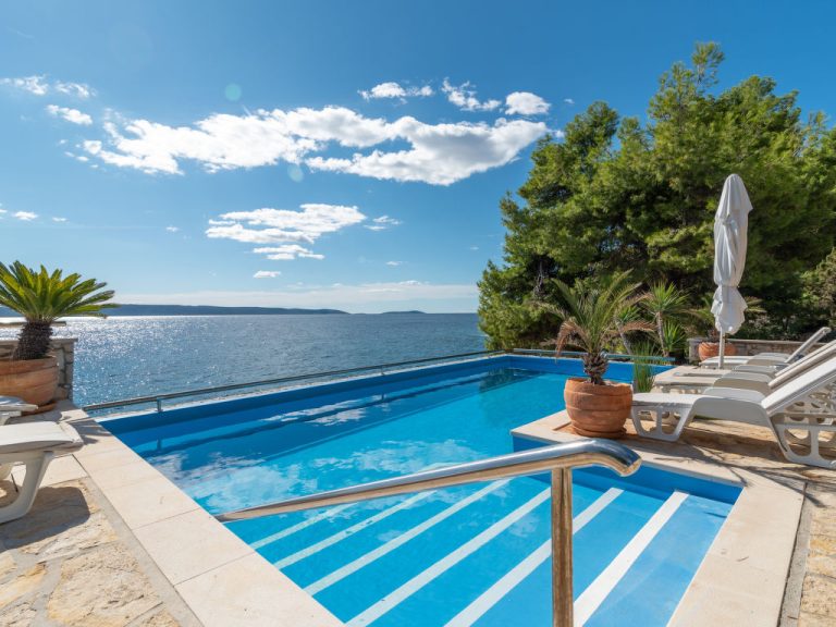 Villa Pinia | Boeken bij Flickmyhouse