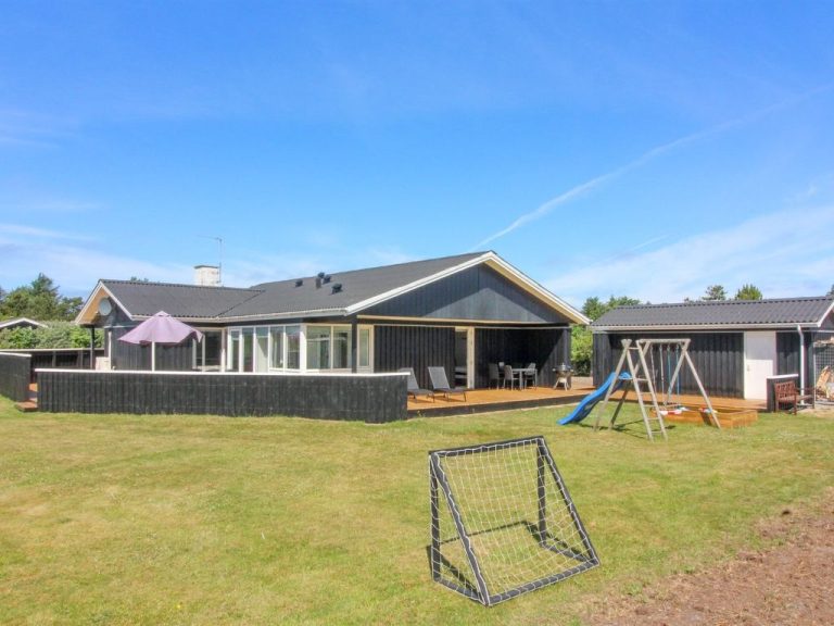 "Dome" - 750m from the sea | Boeken bij Flickmyhouse