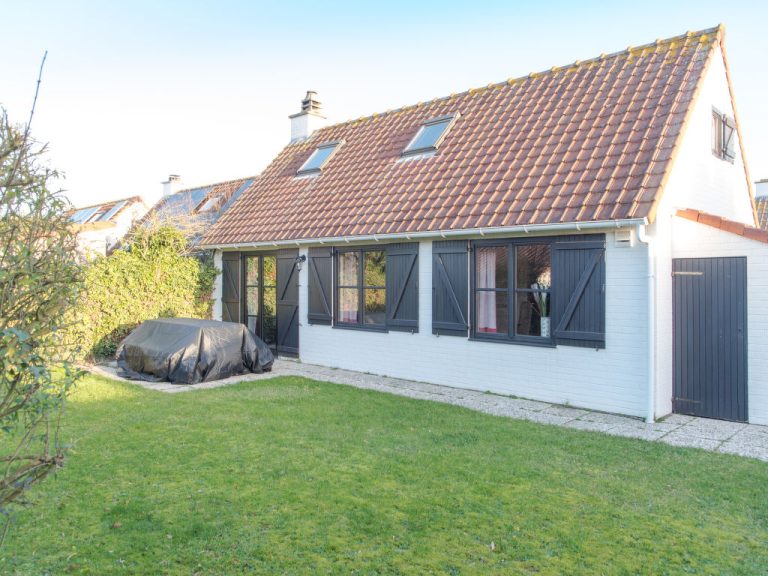 V32 with parking and shared pool | Boeken bij Flickmyhouse