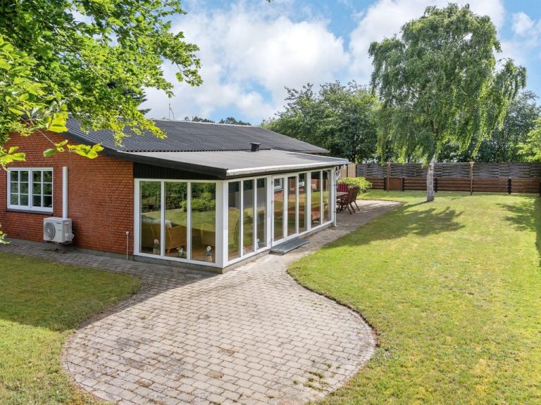 "Philip" - 2km from the sea | Boeken bij Flickmyhouse