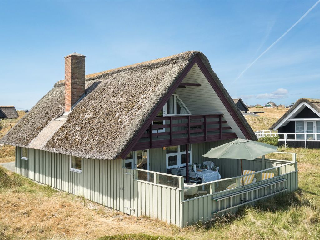 "Inra" - 400m from the sea | Boeken bij Flickmyhouse
